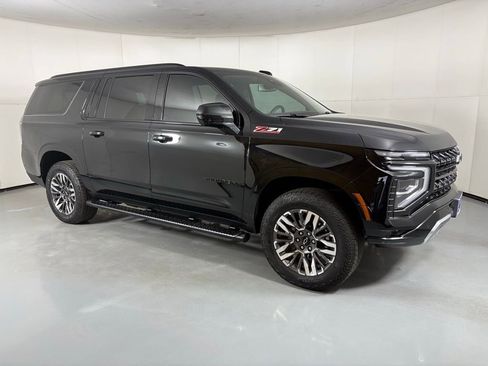 Used 2025 Chevrolet Suburban Z71 image 9