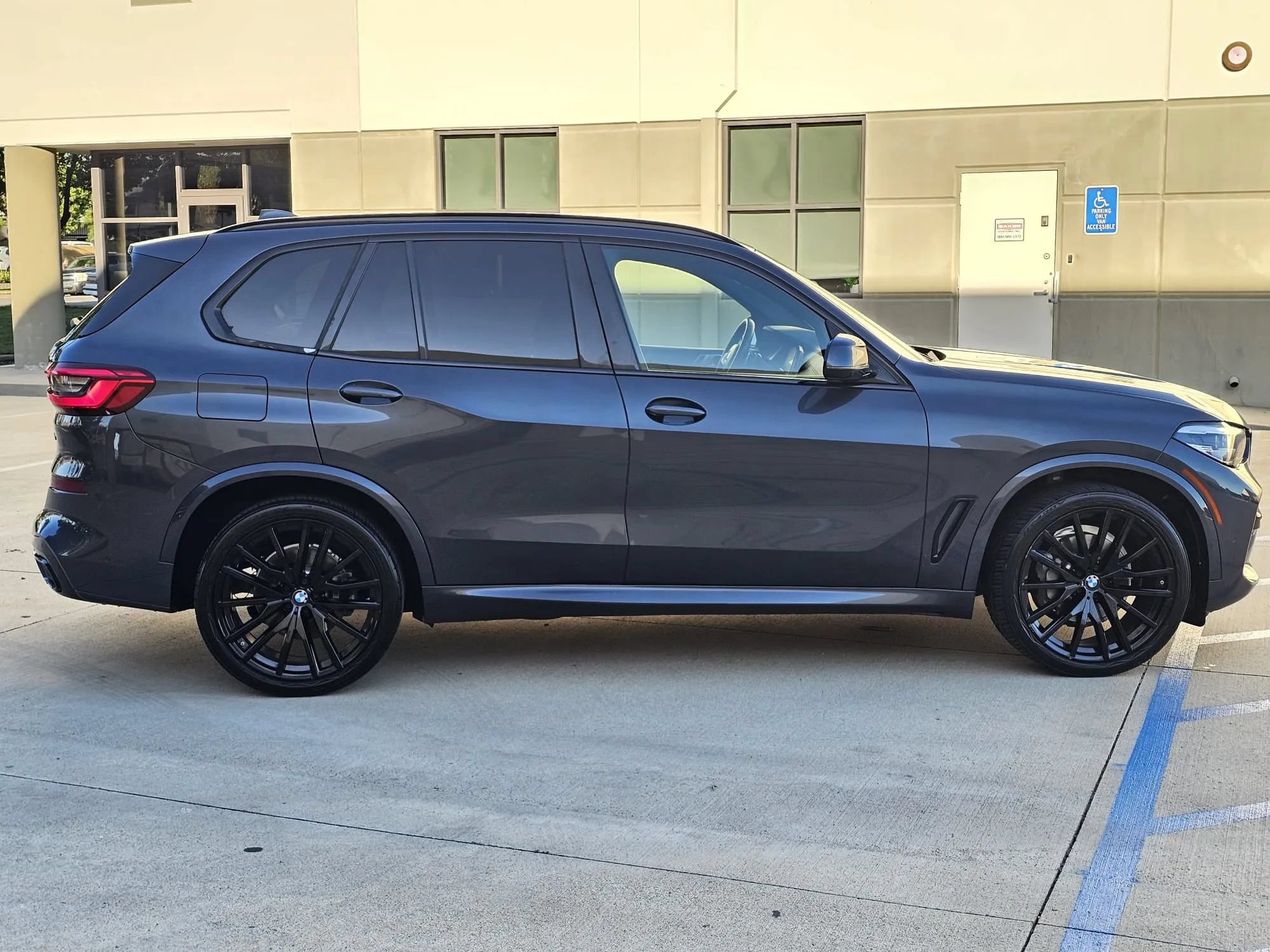 Used 2020 BMW X5 xDrive40i w/ M Sport Package AWD/4WD image 4