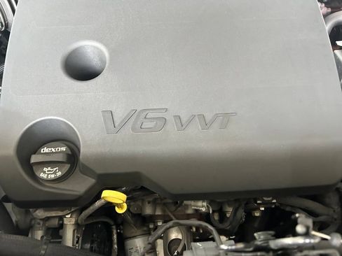 Used 2023 Chevrolet Traverse RS FWD image 12
