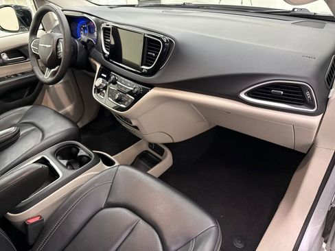 Used 2024 Chrysler Pacifica Touring-L image 21
