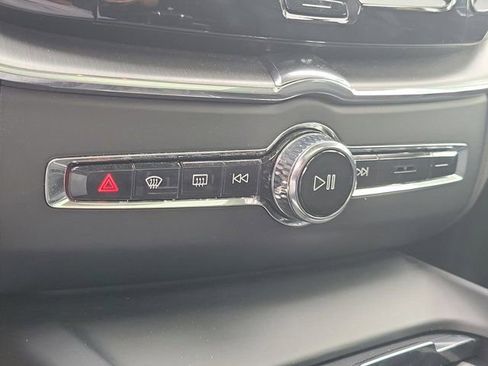 Used 2019 Volvo XC60 T6 Momentum w/ Multimedia Package image 35