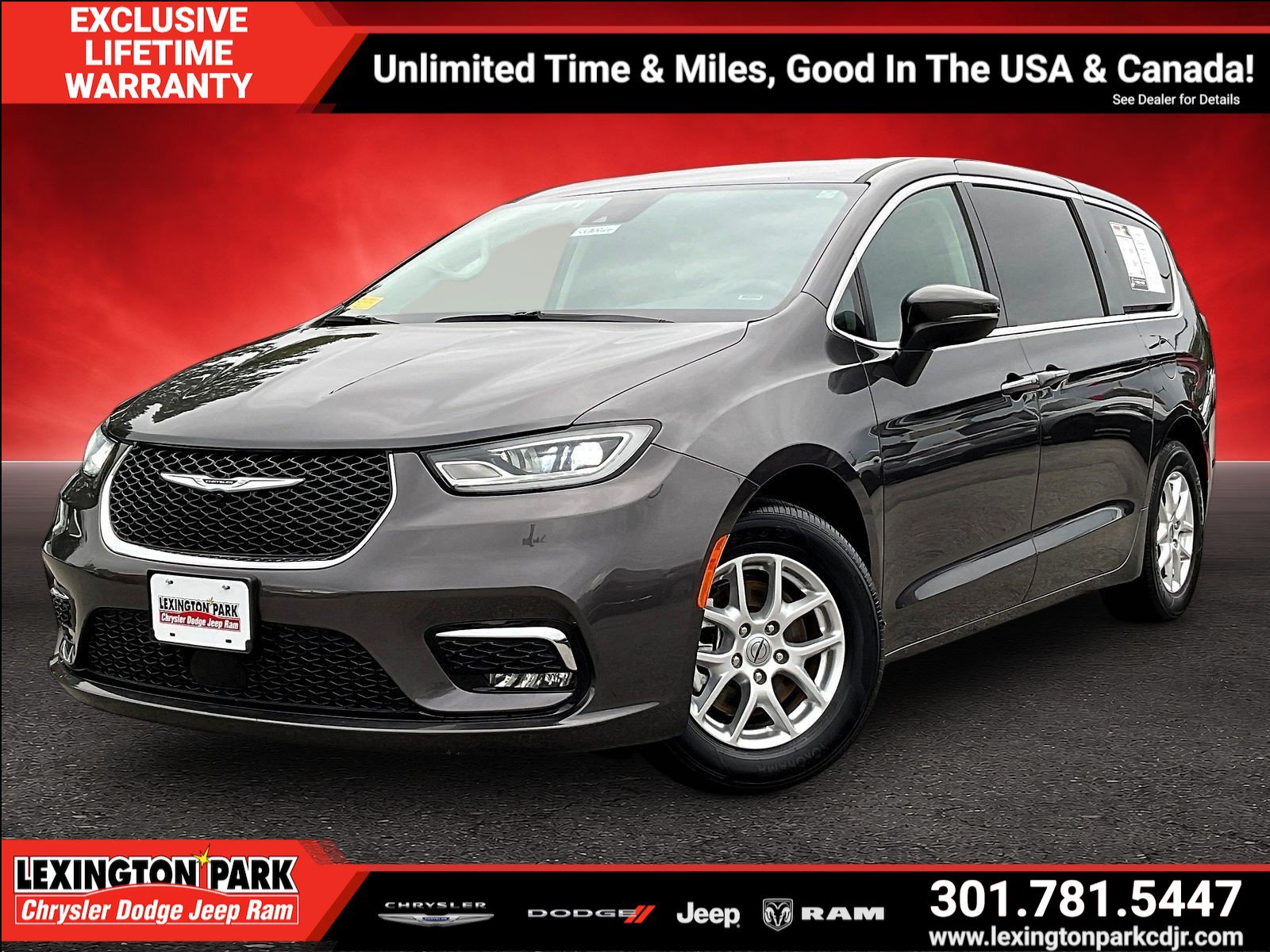 Used 2023 Chrysler Pacifica Touring-L FWD image 3