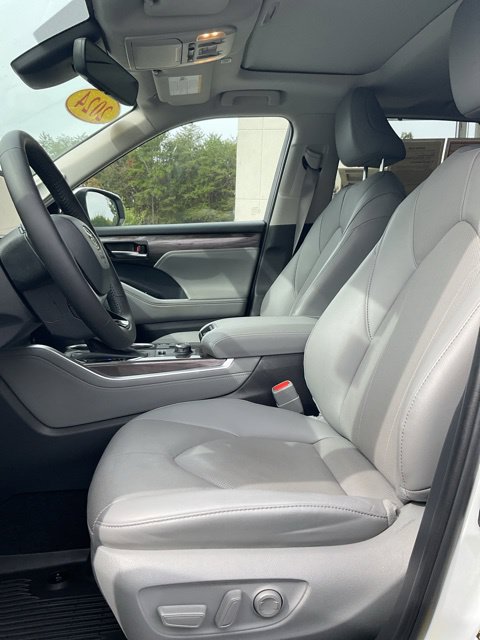Used 2024 Toyota Highlander Limited AWD/4WD image 19