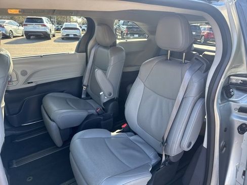 Used 2023 Toyota Sienna Limited image 10