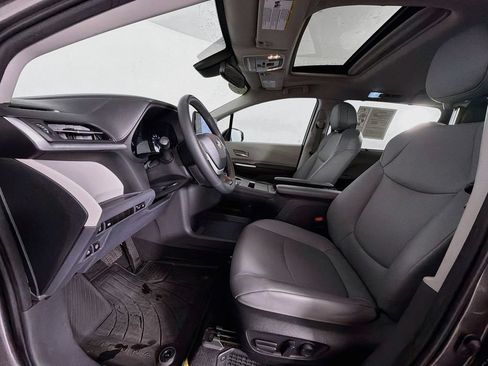 Used 2023 Toyota Sienna XLE FWD image 12