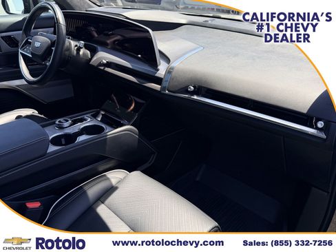 Used 2026 Cadillac Vistiq Platinum w/ LPO, Floor Liner Package AWD/4WD image 7