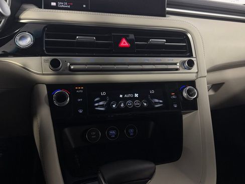 Used 2025 Genesis G70 2.5T image 13