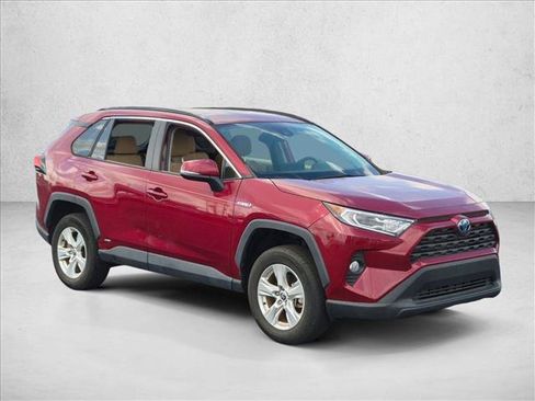 Used 2021 Toyota RAV4 XLE AWD/4WD image 3