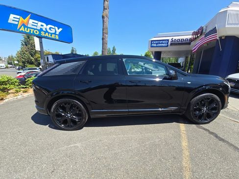 Used 2025 Cadillac Optiq Sport 1 w/ LPO, ONYX Package AWD/4WD image 8