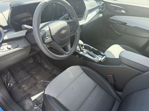 Used 2025 Chevrolet Trax LT FWD image 10
