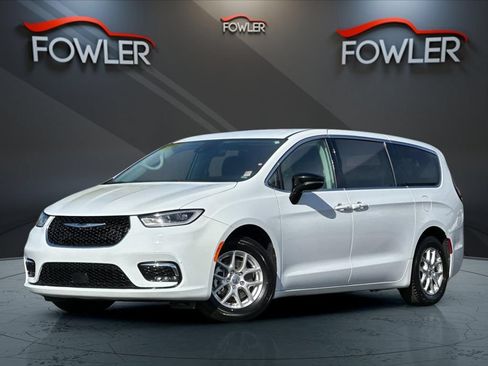 Used 2024 Chrysler Pacifica Touring-L FWD image 1