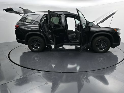 Used 2025 Honda Pilot TrailSport image 37