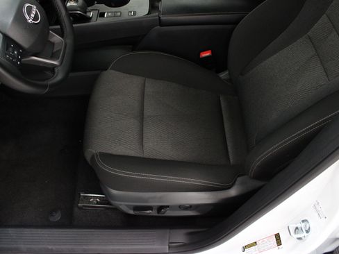 Used 2025 Nissan Rogue SV FWD image 15
