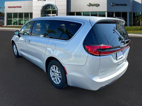 New 2026 Chrysler Pacifica Select image 5