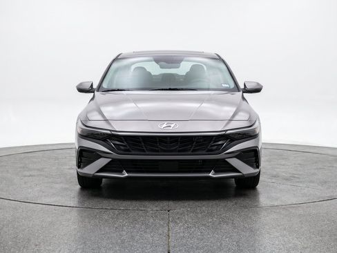Used 2025 Hyundai Elantra Limited FWD image 2