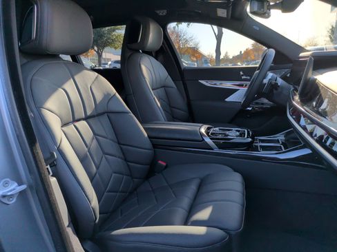 Certified 2025 BMW 760i xDrive w/ Executive Package image 35