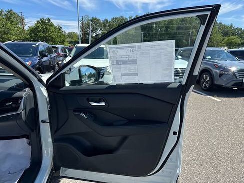 Used 2025 Nissan Rogue SV AWD/4WD image 24