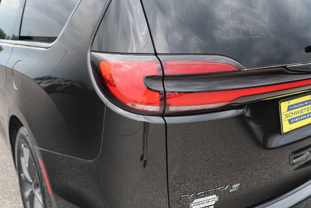 Used 2025 Chrysler Pacifica Limited FWD image 10