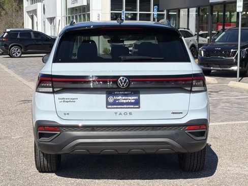 Used 2025 Volkswagen Taos SE image 3