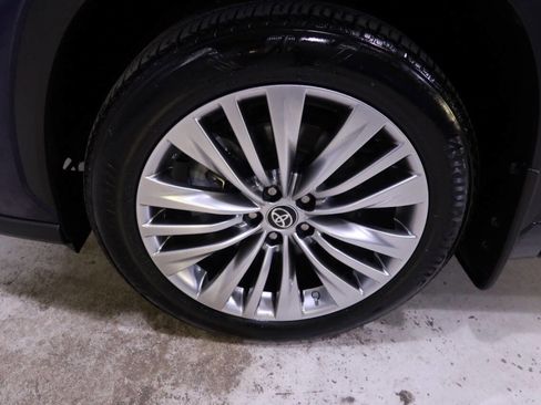 Used 2024 Toyota Highlander Platinum image 10