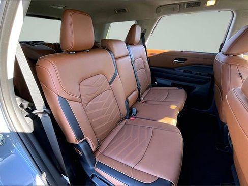 New 2025 Nissan Pathfinder Platinum image 10