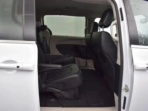 Used 2024 Chrysler Pacifica Touring-L FWD image 18