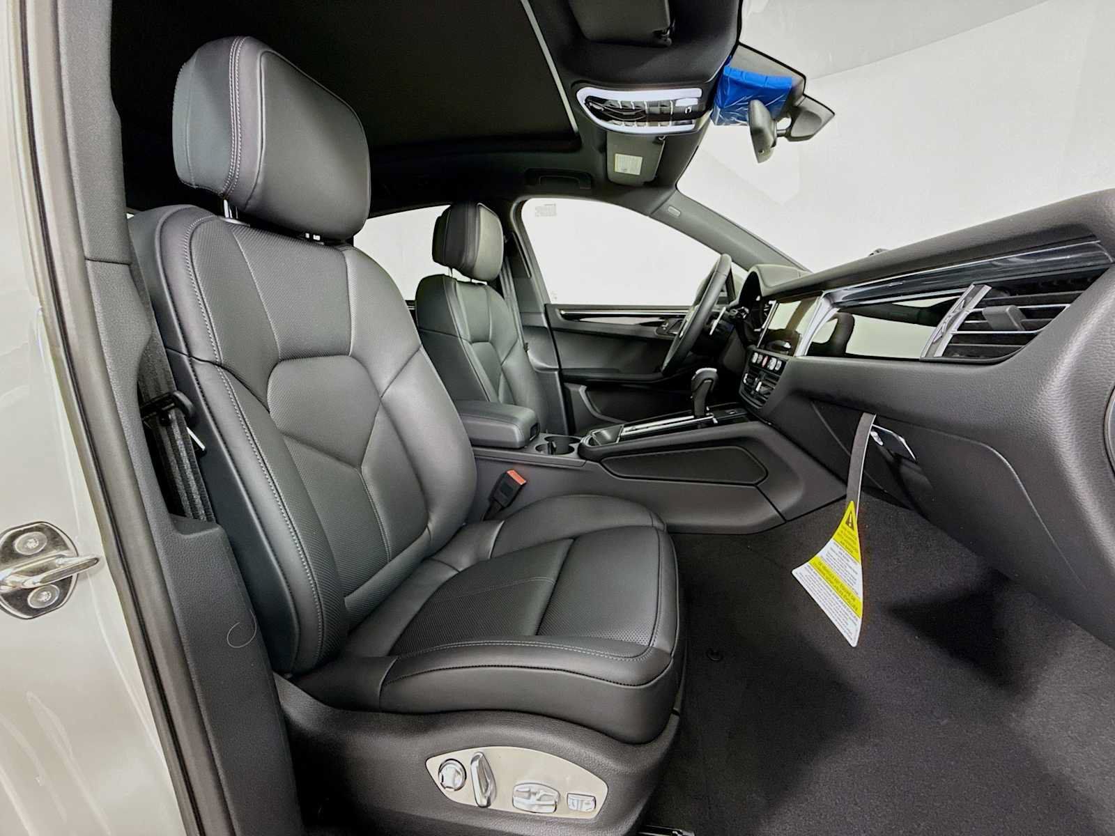 Used 2026 Porsche Macan AWD/4WD image 30