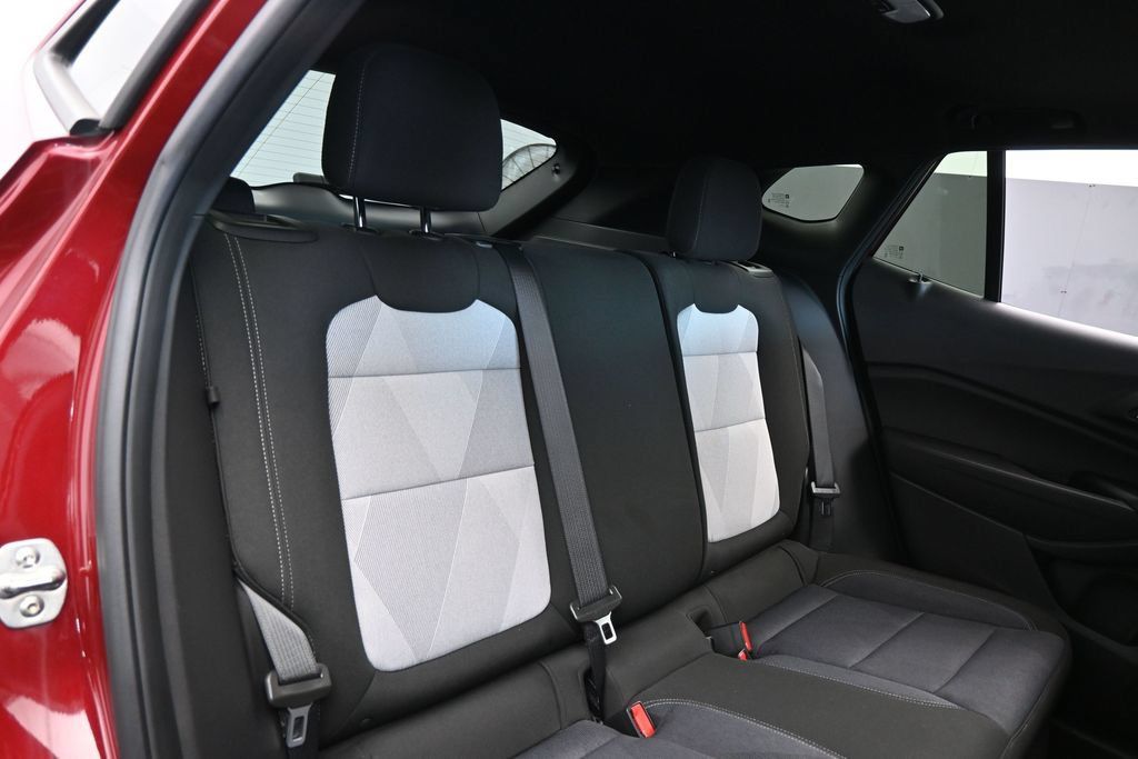 Used 2025 Chevrolet Trax RS w/ Sunroof Package FWD image 38