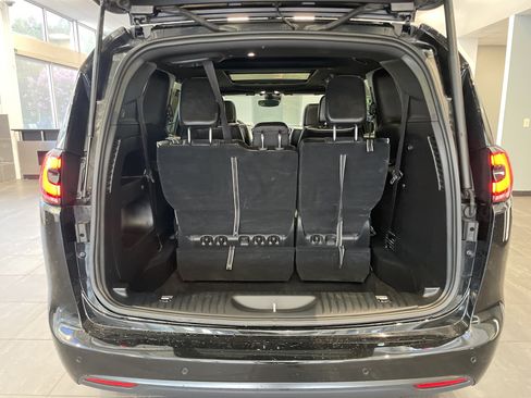 Used 2025 Chrysler Pacifica Limited FWD image 36