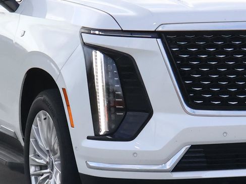 Used 2025 Cadillac Escalade Premium Luxury image 7