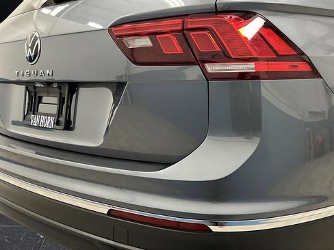 Used 2023 Volkswagen Tiguan SE w/ Panoramic Sunroof Package image 30