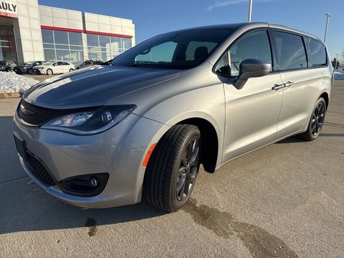 Used 2020 Chrysler Pacifica Touring w/ S Appearance Package image 6