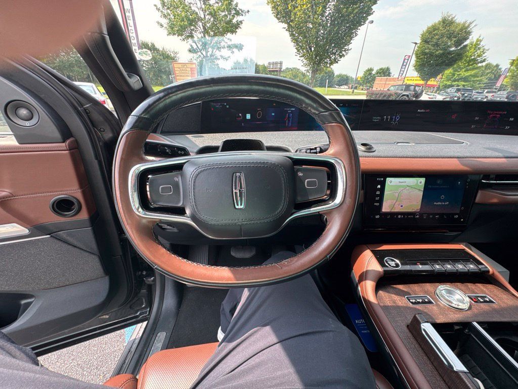 Used 2025 Lincoln Navigator Reserve AWD/4WD image 17