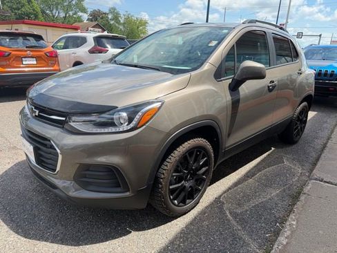 Used 2021 Chevrolet Trax LT w/ Premium Seat Package AWD/4WD image 3