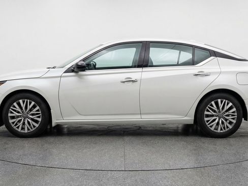 Used 2025 Nissan Altima 2.5 SV FWD image 5