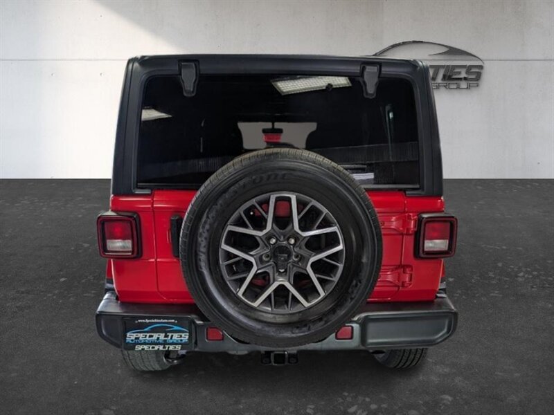 Used 2023 Jeep Wrangler Unlimited Sahara w/ Cold Weather Group AWD/4WD image 9