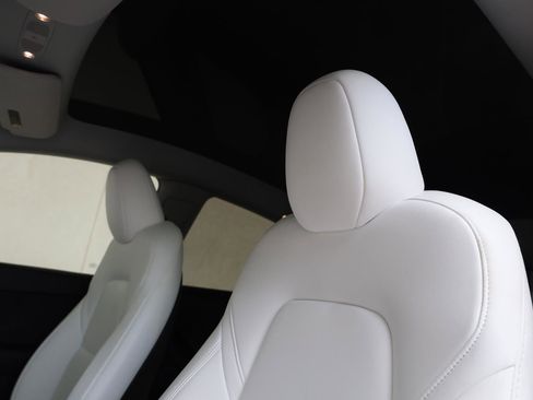 Used 2024 Tesla Model Y Long Range RWD image 17