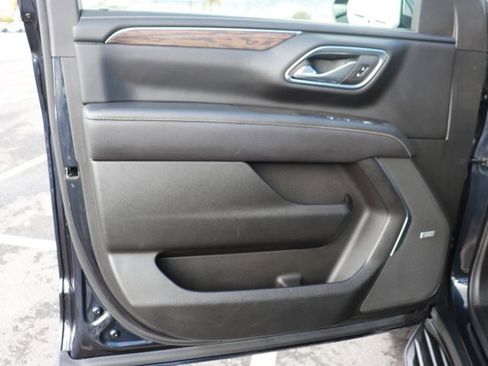 Used 2023 Chevrolet Suburban Premier image 9