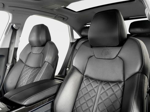 Used 2022 Audi S8 w/ S8 Executive Package image 4