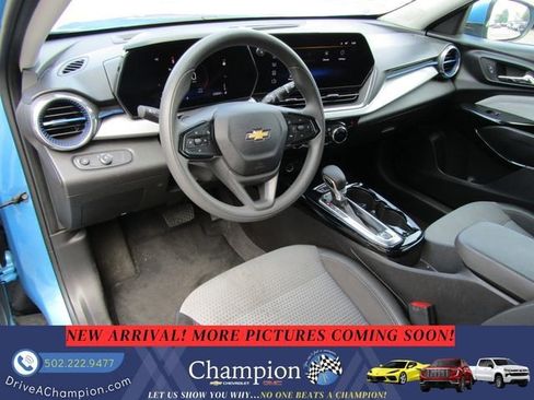 Used 2025 Chevrolet Trax LT FWD image 10