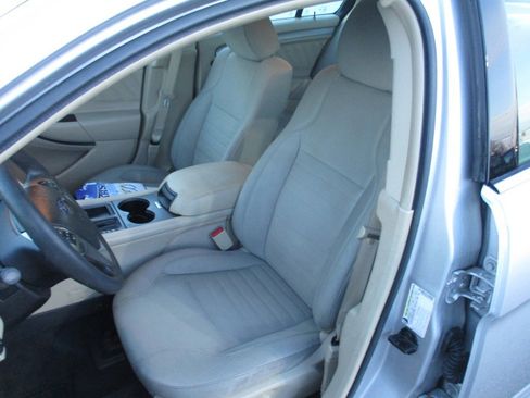 Used 2016 Ford Taurus SE image 7