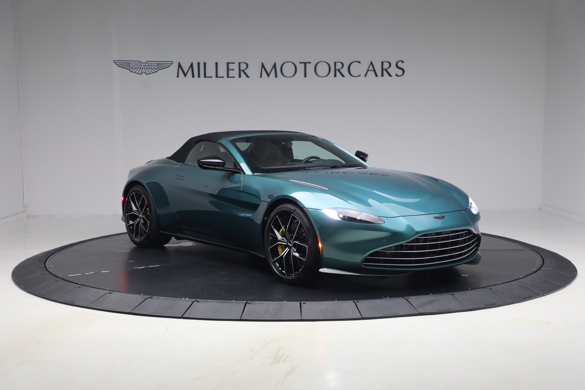 Used 2023 Aston Martin V8 Vantage Roadster RWD image 26
