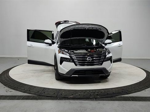 Used 2025 Nissan Rogue SL w/ SL Premium Package image 10