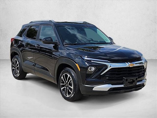 Used 2024 Chevrolet TrailBlazer LT w/ Driver Confidence Package AWD/4WD image 3
