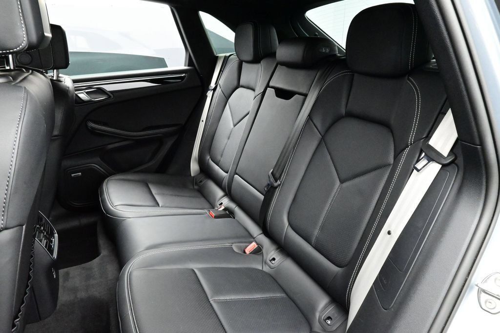 Certified 2025 Porsche Macan AWD/4WD image 14