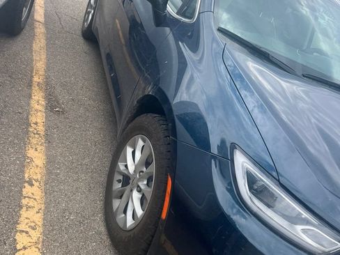 Used 2024 Chrysler Pacifica Touring-L AWD/4WD image 4