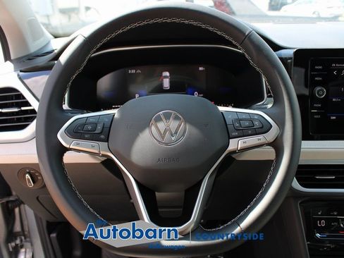 Used 2025 Volkswagen Taos SE AWD/4WD image 11