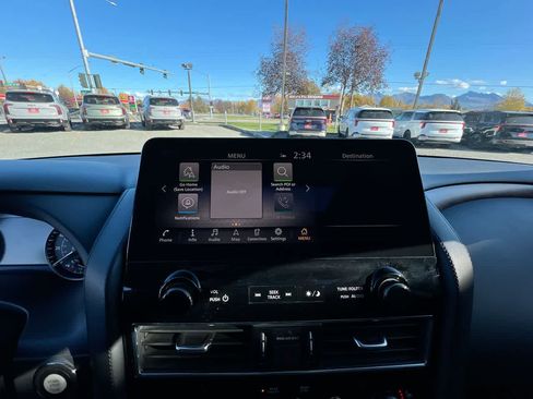 Used 2023 Nissan Armada SL w/ Captain's Chairs Package image 16