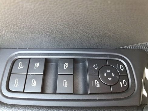 Certified 2025 Porsche Cayenne Base image 27