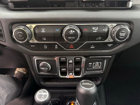 Certified 2025 Jeep Gladiator Nighthawk image 20